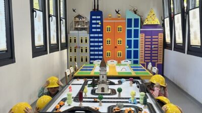 Kocaeli Büyükşehir Belediyesi’ne bağlı Lokomotif Çocuk Köyü’nde “Minik Mimarlar Atölyesi’ne”