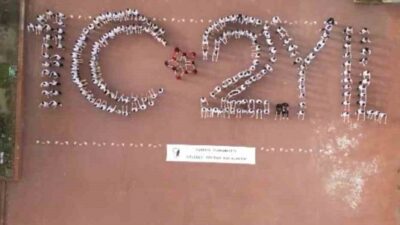 Bursa’da yüzlerce lise öğrencisi 102.yıl koreografisi oluşturdu ardından bayraklarla yürüyüş