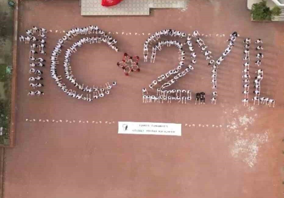 Öğrenciler Cumhuriyetin 102.yılını çizdi Bursa’da yüzlerce lise öğrencisi 102.yıl koreografisi oluşturdu ardından bayraklarla yürüyüş