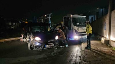 Sarıyer’de park halindeki tıra çarpan sürücü, ağır hasar alan aracını
