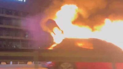 Pendik’te D100 Karayolunda seyir halindeki otomobil yandı. O anlar cep