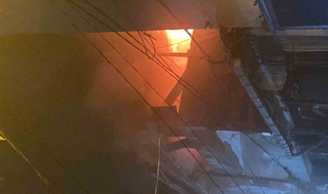 Şişli’de çatı katında çıkan yangın korkuttu İstanbul Şişli’de akşam saatlerinde 3 katlı binanın çatı katında çıkan