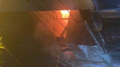 İstanbul Şişli’de akşam saatlerinde 3 katlı binanın çatı katında çıkan