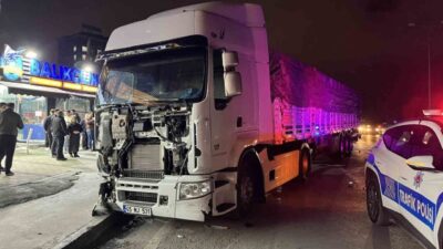 İstanbul Sultangazi’de kontrolden çıkan tır, park halindeki 5 araca çarptı.