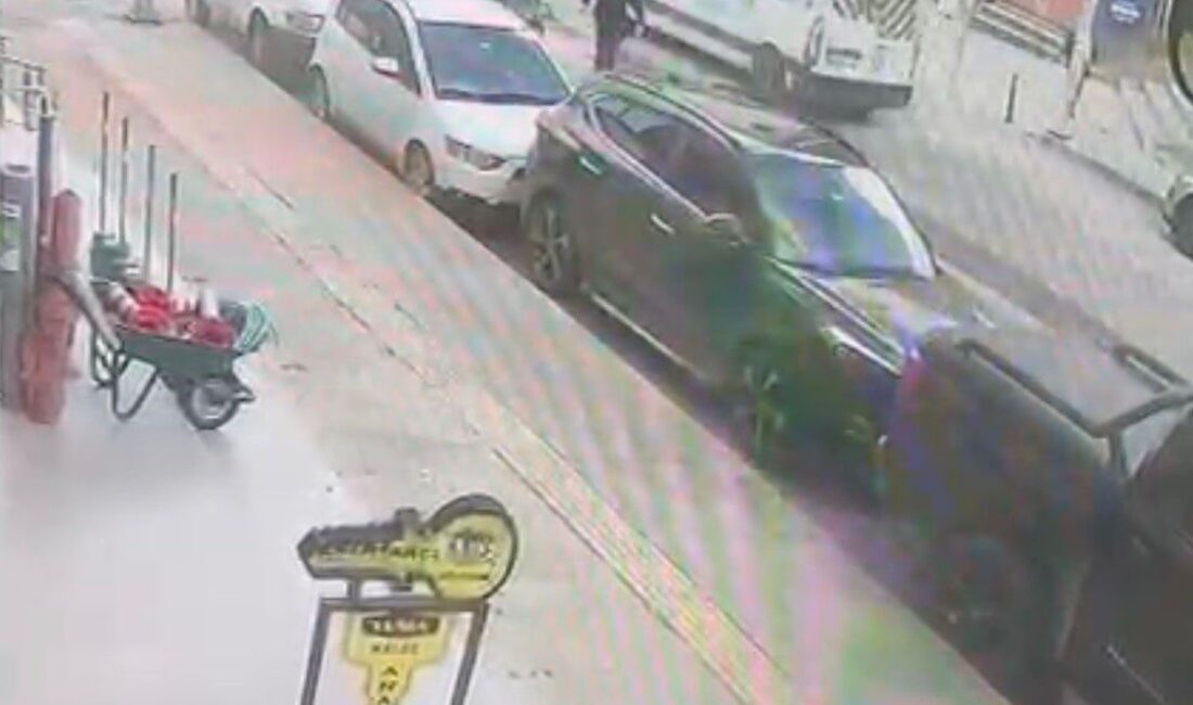 Ümraniye’de feci kaza: Motosiklet yayaya çarptı Ümraniye’de trafik ışıklarının bulunduğu noktadan yolun karşısına geçmek isteyen bir
