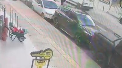 Ümraniye’de trafik ışıklarının bulunduğu noktadan yolun karşısına geçmek isteyen bir