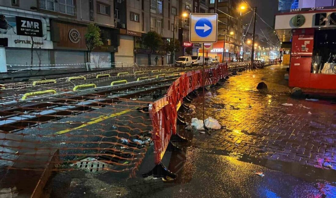 Zeytinburnu’nda tramvay yoluna giren araç, raylarda sıkıştı İstanbul Zeytinburnu’nda tramvay yoluna giren otomobil, çalışma yapılan raylarda sıkıştı.