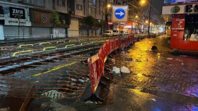 İstanbul Zeytinburnu’nda tramvay yoluna giren otomobil, çalışma yapılan raylarda sıkıştı.