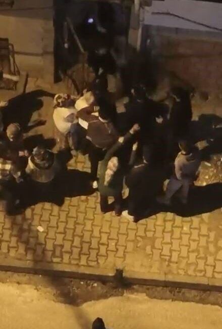 Arnavutköy’de “gürültü” nedeniyle iki grup arasında çıkan kavgada taraflar sopa,