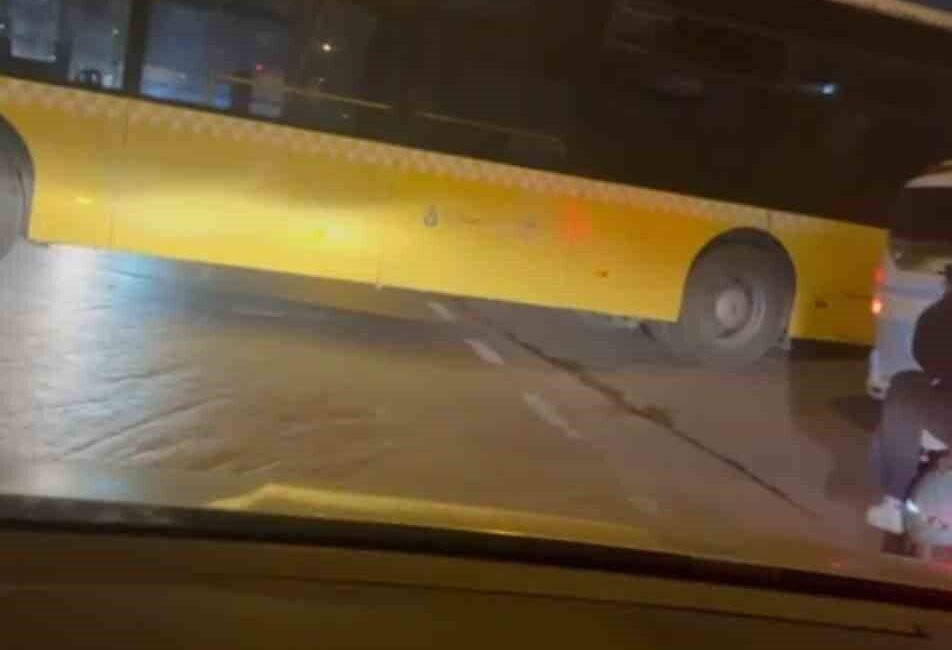 İstanbul Ataşehir’de otobüs dönüş yapacağı sırada yolun tabanından yüksek olması