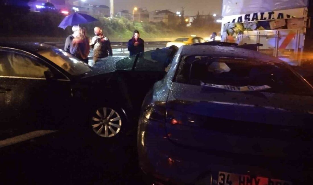 Ataşehir’de gece saatlerinde otoyolda 5 aracın karıştığı zincirleme trafik kazası