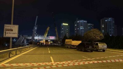 Avcılar’da iş makinesi taşıyan tır, üstgeçide çarptı. Tehlike oluşturan üst