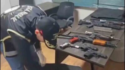 Bahçelievler’de şüpheli 3 kişinin suç örgütü yöneticisinin fotoğrafıyla görüntü çektikleri