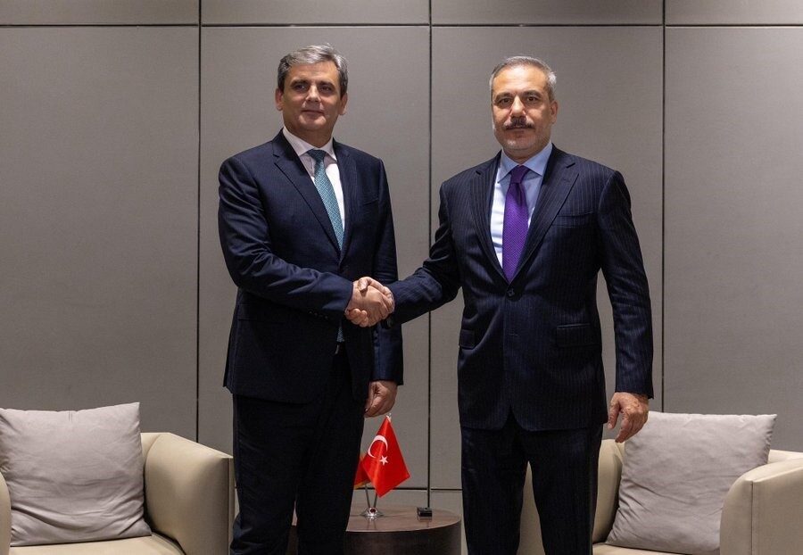 Bakan Fidan, Karadağlı mevkidaşı ile bir araya geldi Dışişleri Bakanı Hakan Fidan, Karadağ Başbakan Yardımcısı ve Dışişleri Bakanı