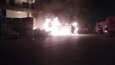 Başakşehir’deki, İstanbul Gıda Toptancılar Çarşısı Sitesi’nde (İGTOT) ambalaj dükkanı önündeki