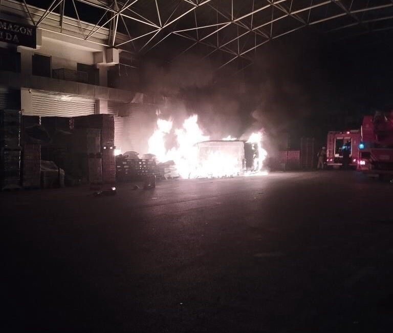 Başakşehir’deki, İstanbul Gıda Toptancılar Çarşısı Sitesi’nde (İGTOT) ambalaj dükkanı önündeki