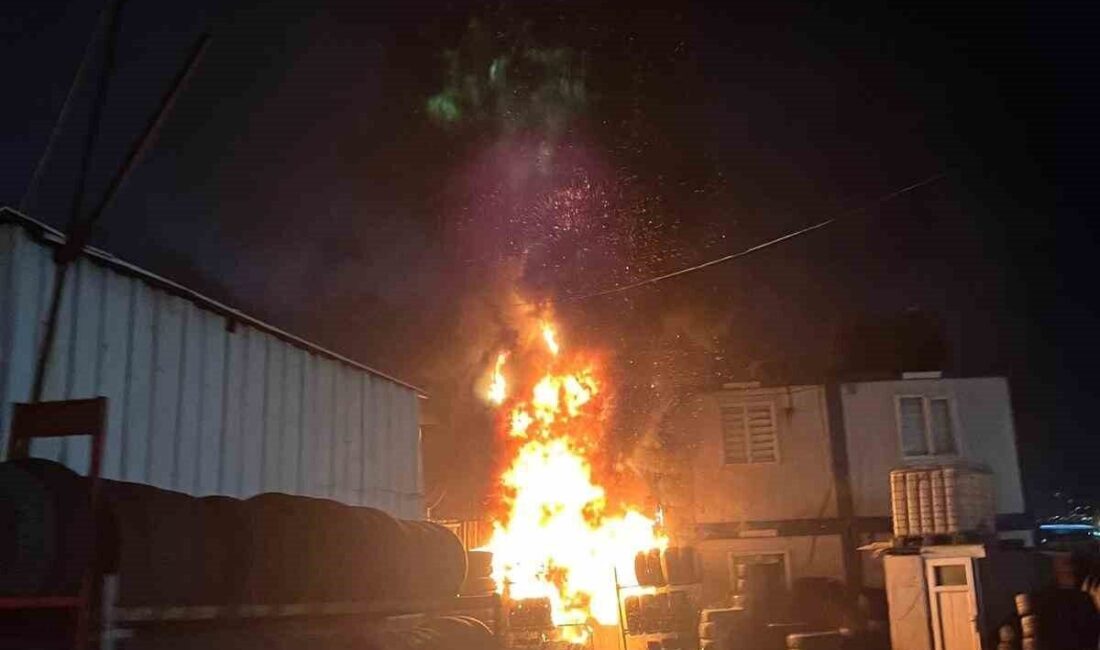 Başakşehirde, hurdacıda sobadan çıktığı ileri sürülen yangın, bitişikteki lastikçiye sıçradı.