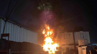 Başakşehirde, hurdacıda sobadan çıktığı ileri sürülen yangın, bitişikteki lastikçiye sıçradı.