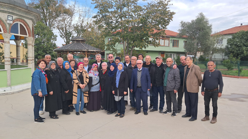 Karasu’da 53 Yıl Sonra Öğretmenlerini Bulup Türk Bayrağı ile Karşıladı