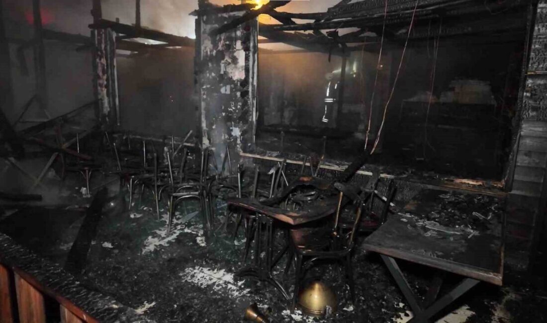 Beykoz’da şöminenin tutuşması nedeniyle çıkan yangında restoran kullanılamaz hale gelirken,