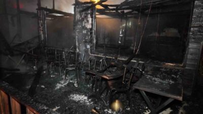 Beykoz’da şöminenin tutuşması nedeniyle çıkan yangında restoran kullanılamaz hale gelirken,