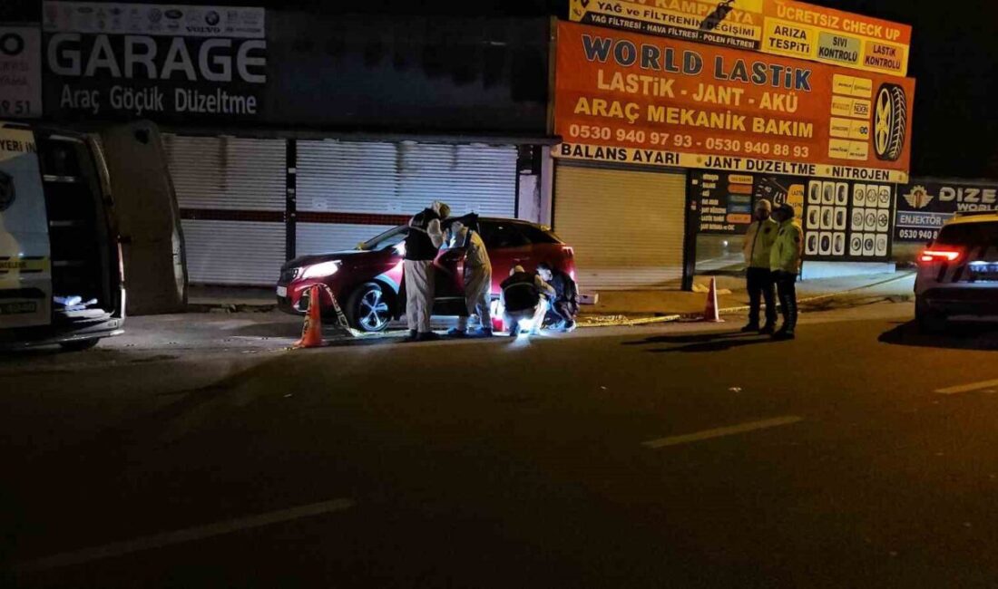 Büyükçekmece’de otomobil içerisindeki 4 kişi arasındaki tartışma silahlı kavgaya dönüştü.