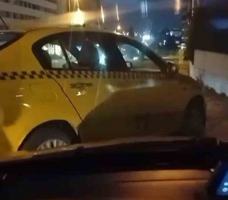 Esenyurt’ta akşam saatlerinde telefonla konuşmak için aracını park eden taksi