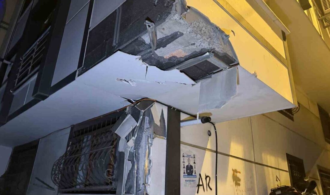 Eyüpsultan’da gece saatlerinde kontrolsüz bir şekilde ara sokağa dalan vinç,