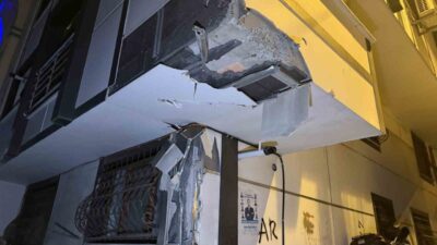 Eyüpsultan’da gece saatlerinde kontrolsüz bir şekilde ara sokağa dalan vinç,