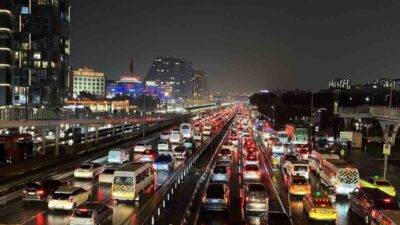 İstanbul’da akşam saatlerinde trafik yoğunluğu yüzde 89’a ulaştı. İstanbul’da trafik