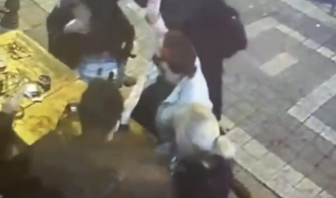 İstanbul Kadıköy’de bir eğlence mekanının önünde oturan kadın, başka bir