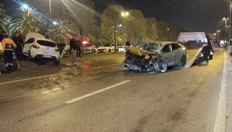 Kartal’da sahilyolunda 4 aracın karıştığı trafik kazasında 5 kişi yaralandı.