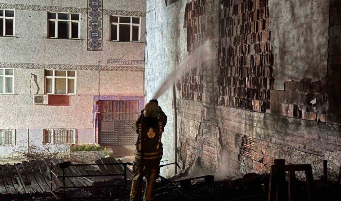 Küçükçekmece’de bulunan geri dönüşüm atık tesisinde yangın çıktı. Çıkan yangından