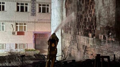 Küçükçekmece’de bulunan geri dönüşüm atık tesisinde yangın çıktı. Çıkan yangından