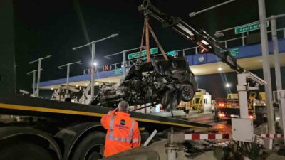 Kuzey Marmara Otoyolu Ankara istikametinde gişelere çarpan otomobilin sürücüsü ağır