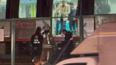 Küçükçekmece Marmaray durağında trenin geldiği sırada raylara atlayan bir şahıs