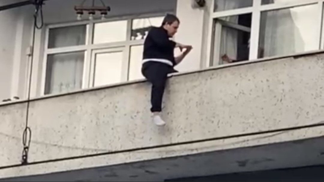 Sultangazi’de, ailesi ile tartışan ve balkona çıkarak atlamak isteyen bir