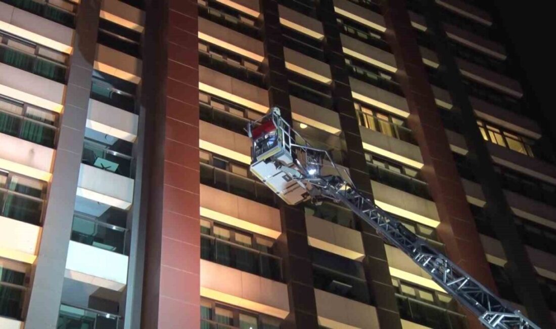 Sultangazi’de bulunan 27 katlı otelin giriş katında çıkan yangın paniğe