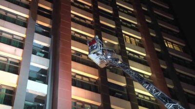 Sultangazi’de bulunan 27 katlı otelin giriş katında çıkan yangın paniğe