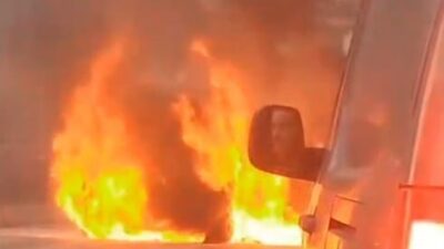 İstanbul Sultangazi’de seyir halindeki araçta yangın çıktı. Aracı durduran sürücü