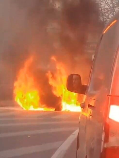 İstanbul Sultangazi’de seyir halindeki araçta yangın çıktı. Aracı durduran sürücü