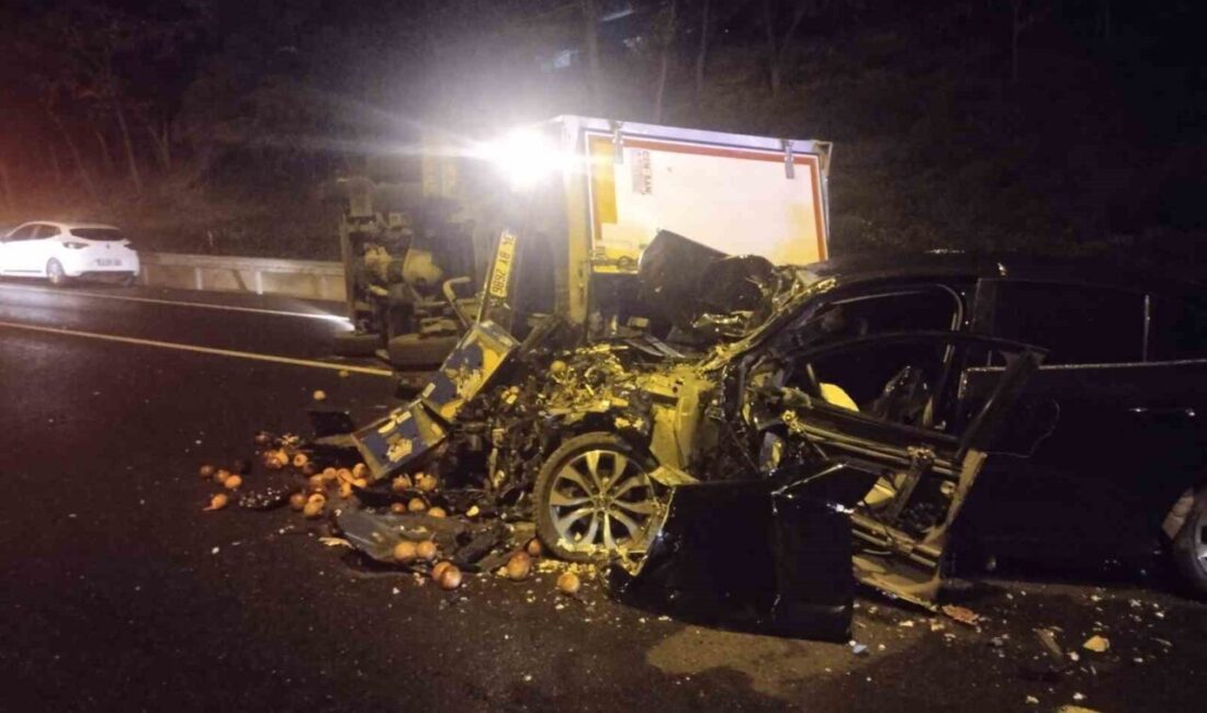 Ümraniye’de seyir halindeki otomobil aynı istikamette seyreden meyve sebze yüklü