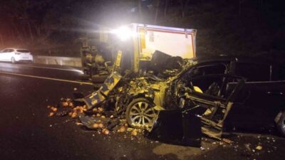 Ümraniye’de seyir halindeki otomobil aynı istikamette seyreden meyve sebze yüklü