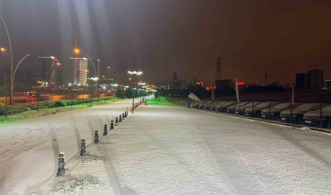 Ankara’da gece saatlerinde başlayan kar yağışı etkili oldu. Meteoroloji Genel