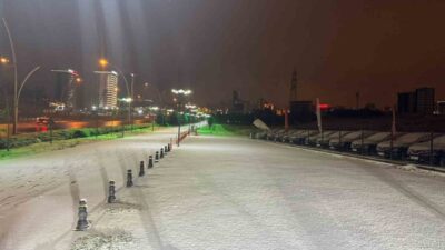 Ankara’da gece saatlerinde başlayan kar yağışı etkili oldu. Meteoroloji Genel