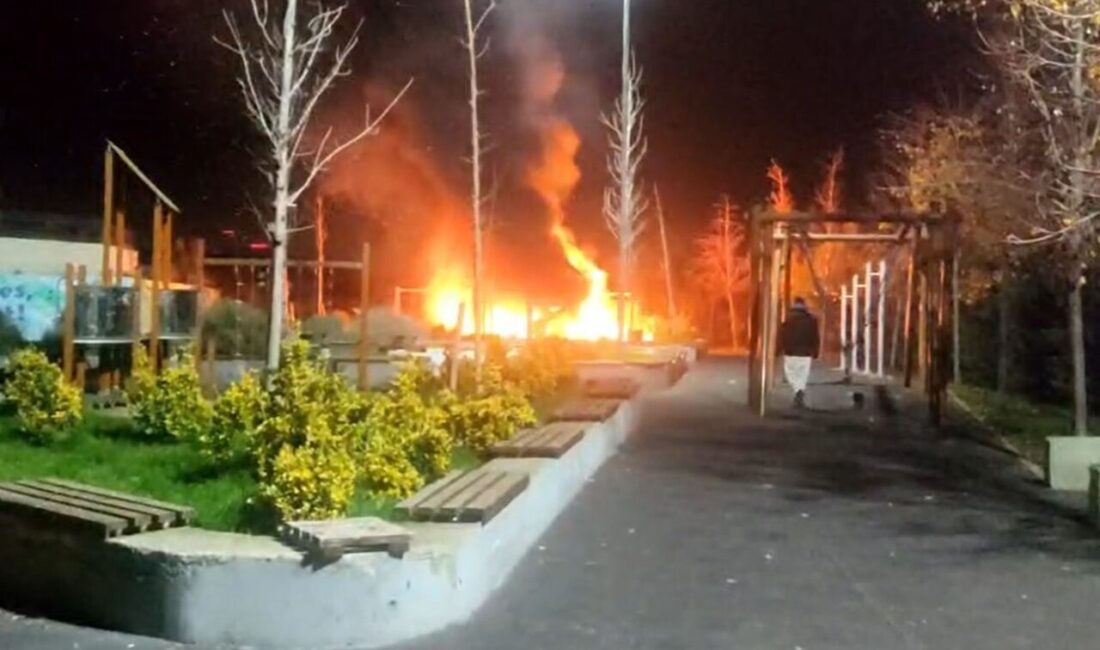 Beylikdüzü’nde kimliği belirsiz bir şahıs tarafından ateş yakılan çocuk parkında