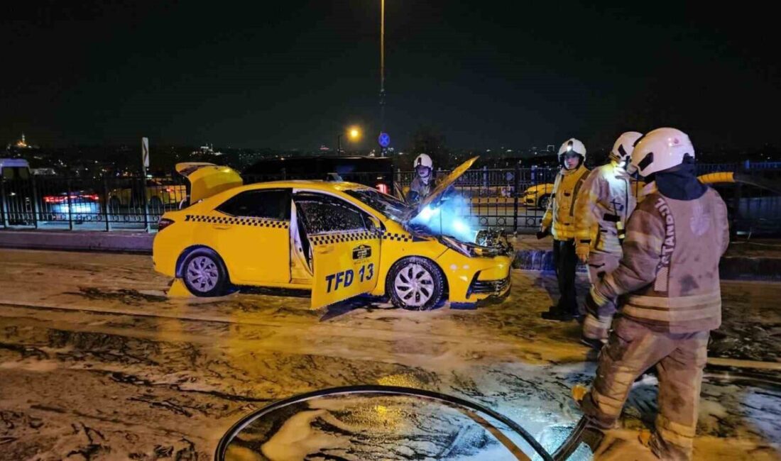 Beyoğlu’nda seyir halindeki ticari taksinin motorunda yangın çıktı. Alevlere teslim