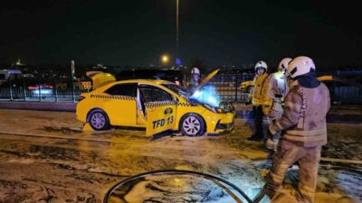 Beyoğlu’nda seyir halindeki ticari taksinin motorunda yangın çıktı. Alevlere teslim