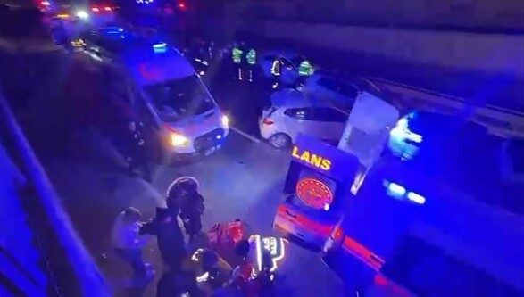 Çekmeköy’de gece saatlerinde 7 aracın karıştığı bir zincirleme trafik kazasında