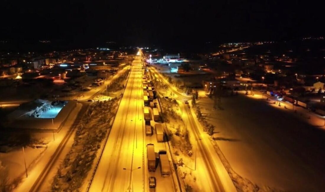 Çankırı’nın Çerkeş ilçesinde kar yağışı ve buzlanma sonucu kayan araçlar